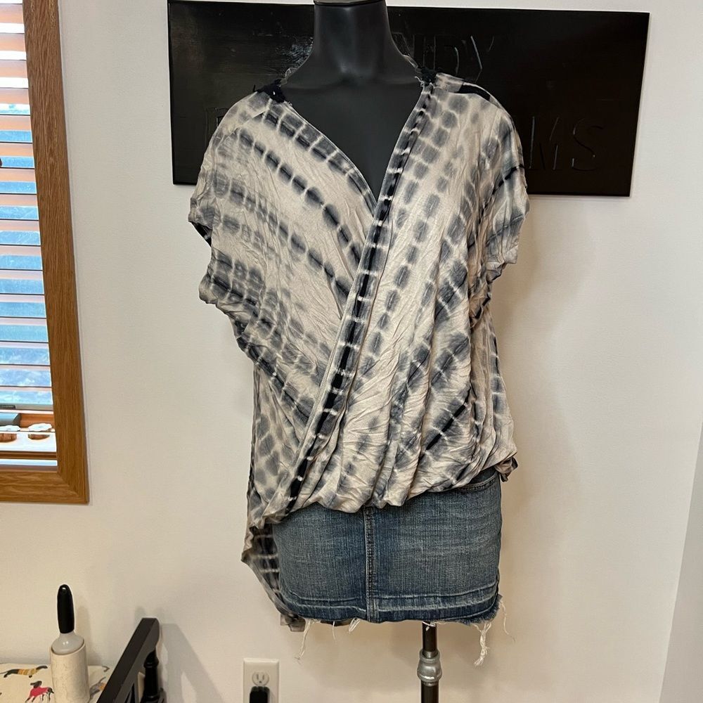 Ella and Kate medium hi low blouse bin s